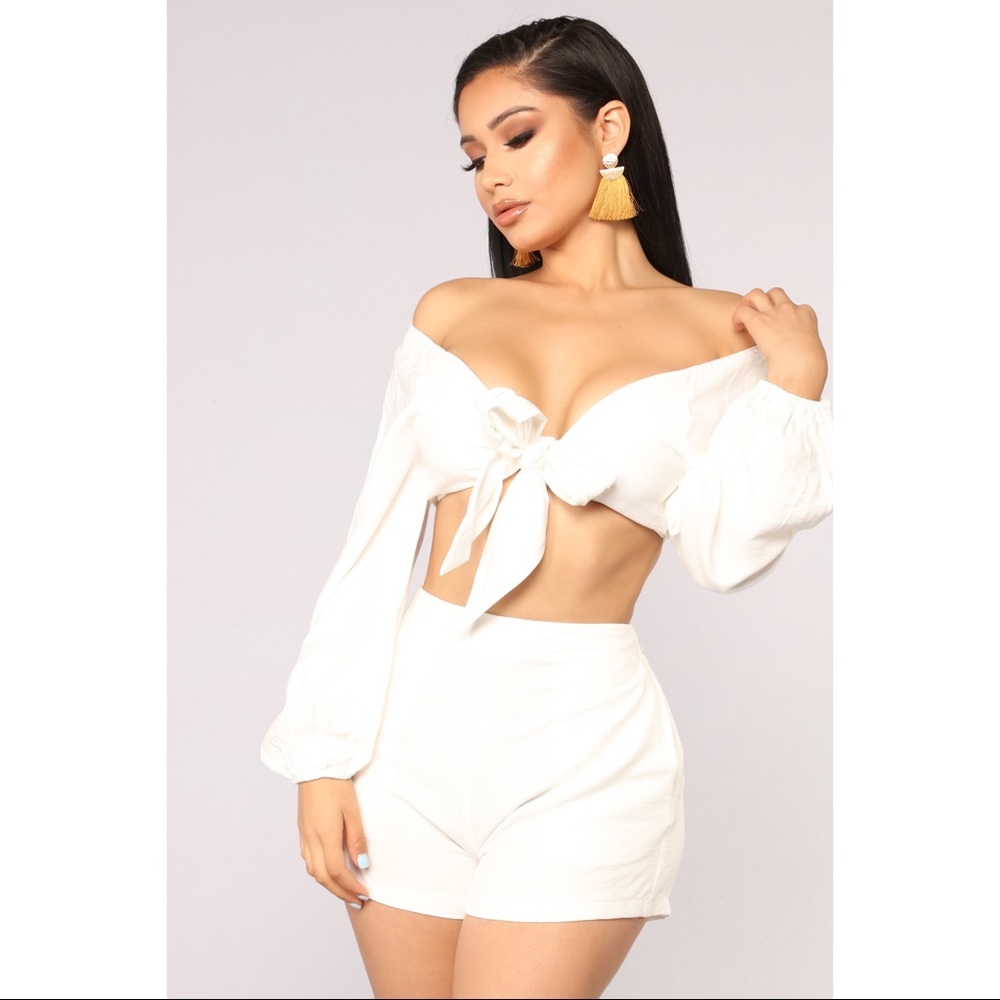 ✨☁️FASHION NOVA WHITE LONG SLEEVE CROP TOP ☁️✨